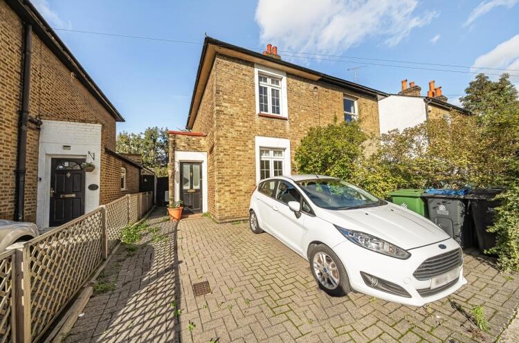 3 bed Detached House for rent in Kingston upon Thames. From Kinleigh Folkard & Hayward - Kingston