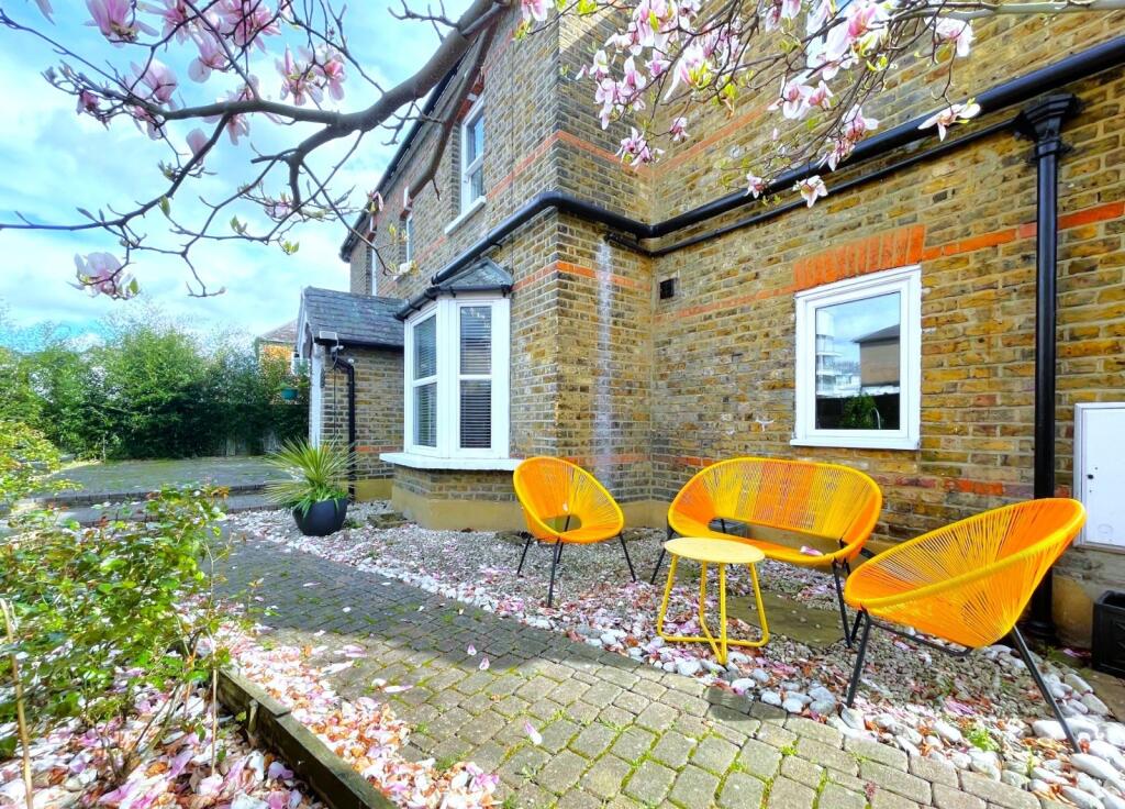 3 bed Detached for rent in Kingston upon Thames. From Kinleigh Folkard & Hayward - Sales - Kingston Upon Thames