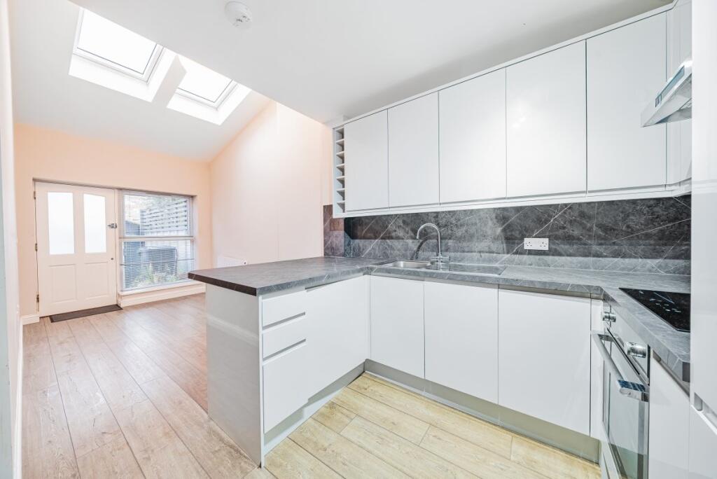 1 bed 1st Floor Flat for rent in Kingston upon Thames. From Kinleigh Folkard & Hayward - Sales - Kingston Upon Thames