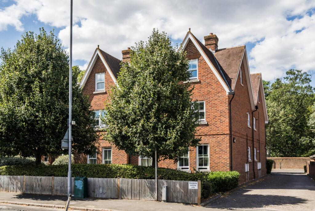 2 bed 1st Floor Flat for rent in London. From Kinleigh Folkard & Hayward - Sales - Kingston Upon Thames