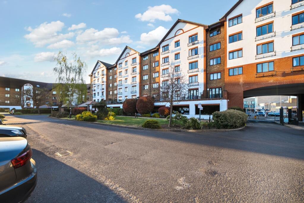 2 bed House (unspecified) for rent in Kingston upon Thames. From Kinleigh Folkard & Hayward - Sales - Kingston Upon Thames