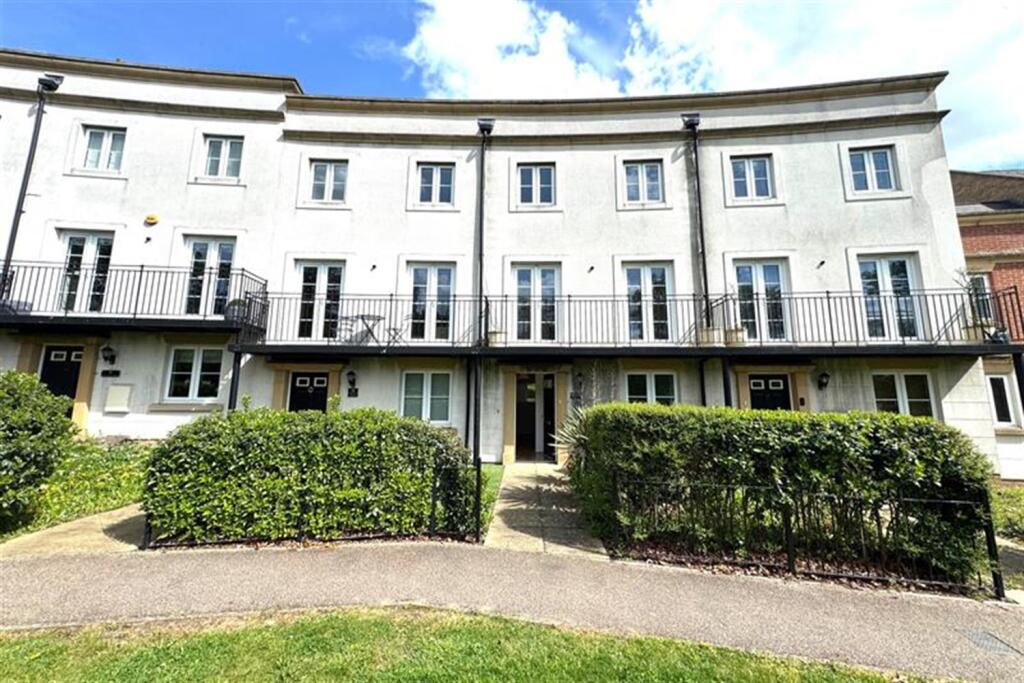 5 bed Mid Terraced House for rent in Loughton. From Spencer James Residential - London 5 bed Mid Terraced House for rent in Loughton. From Spencer James Residential - London