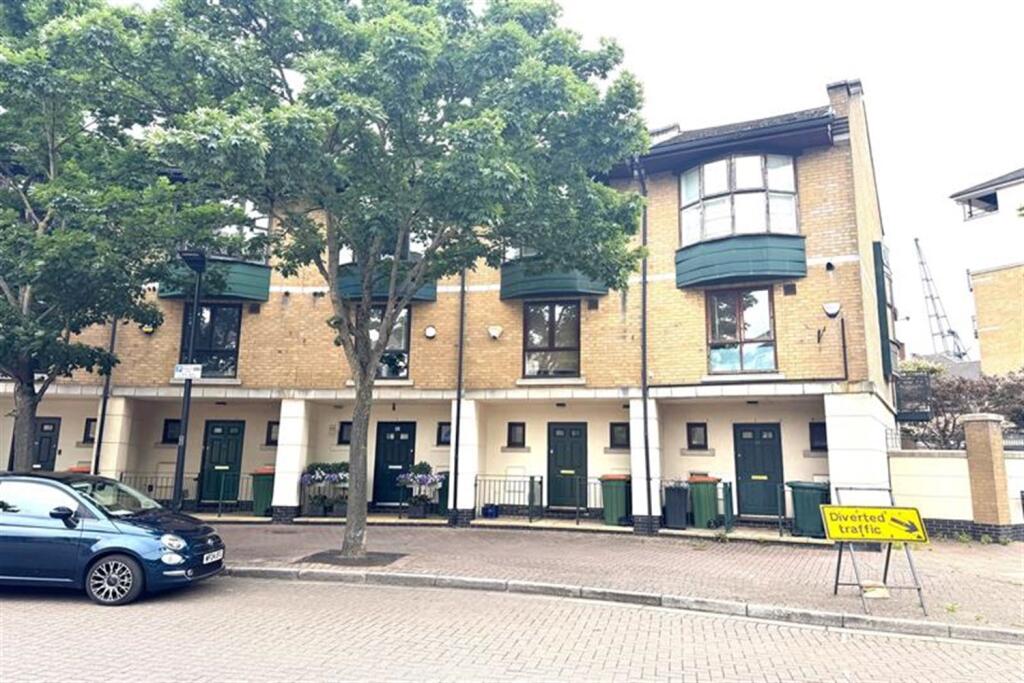 3 bed Detached for rent in Poplar. From Spencer James Residential - London