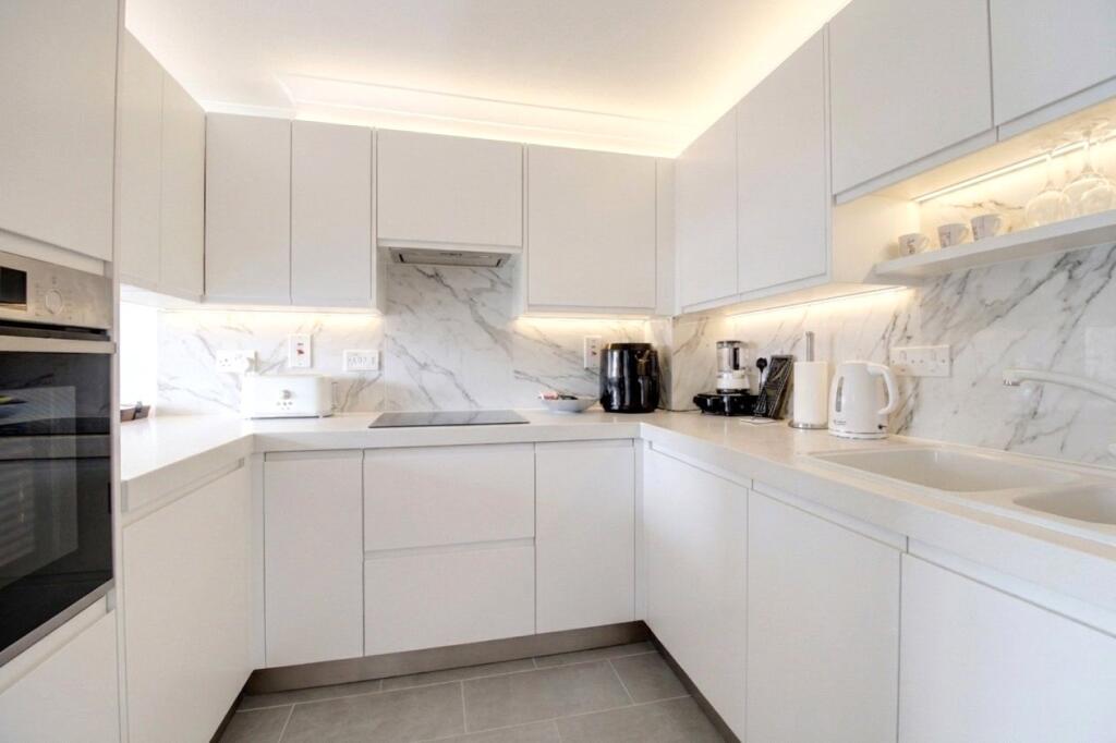 1 bed 1st Floor Flat for rent in Battersea. From Portico - Battersea Square