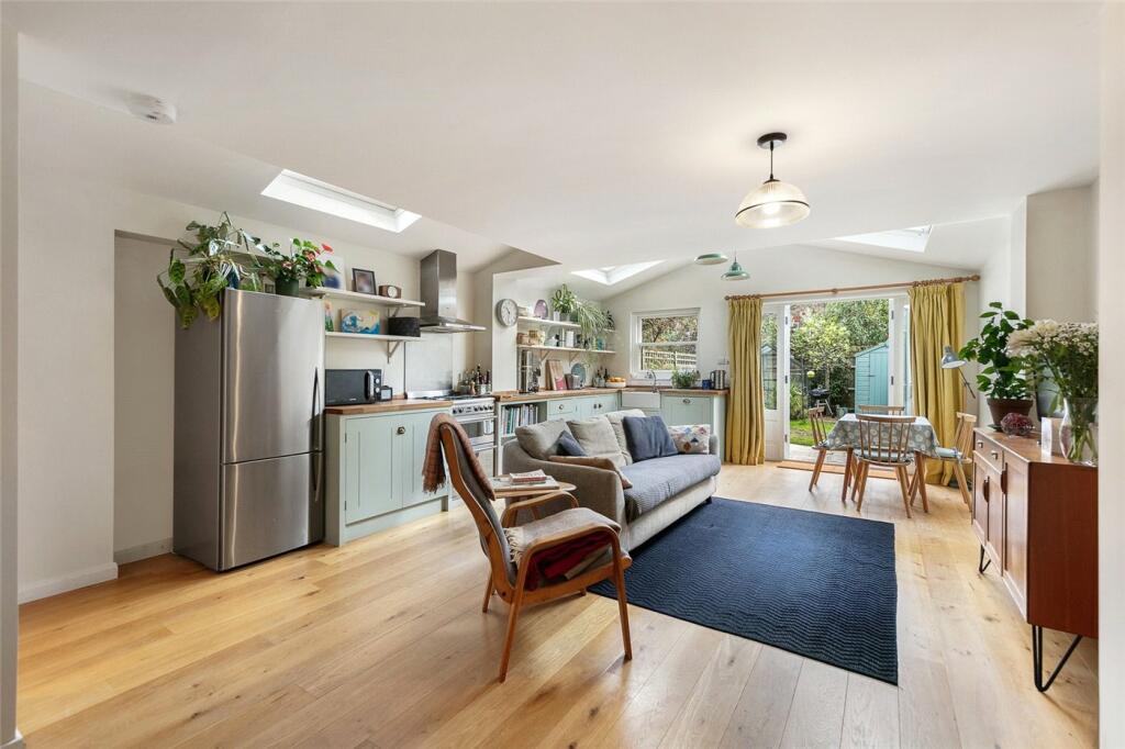 2 bed Apartment for rent in London. From Winkworth - Southfields