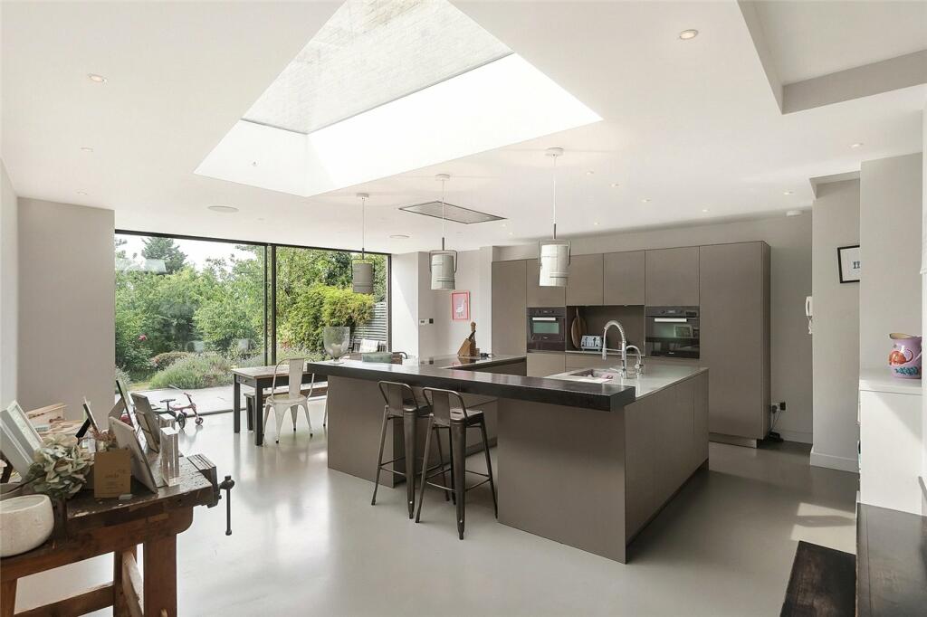 5 bed End of Terrace for rent in Wandsworth. From Winkworth - Southfields