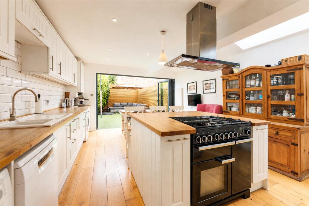 5 bed Mid Terraced House for rent in London. From Winkworth - Southfields
