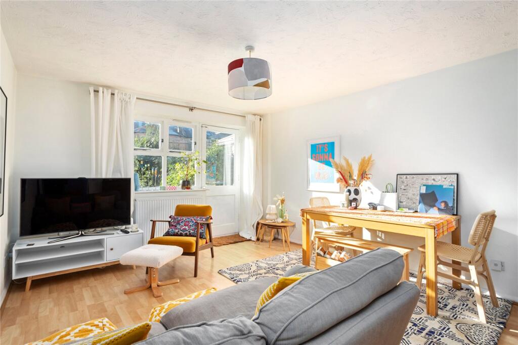 2 bed Mid Terraced House for rent in Streatham. From Winkworth - Tooting