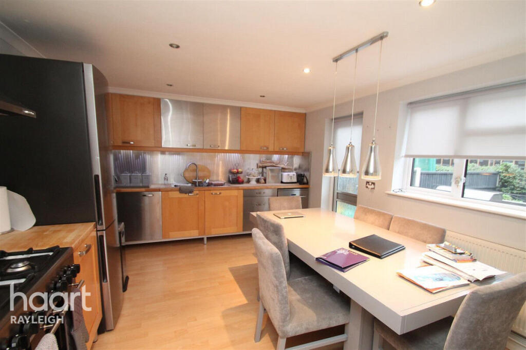 5 bed Detached for rent in Tarpots. From haart - Rayleigh