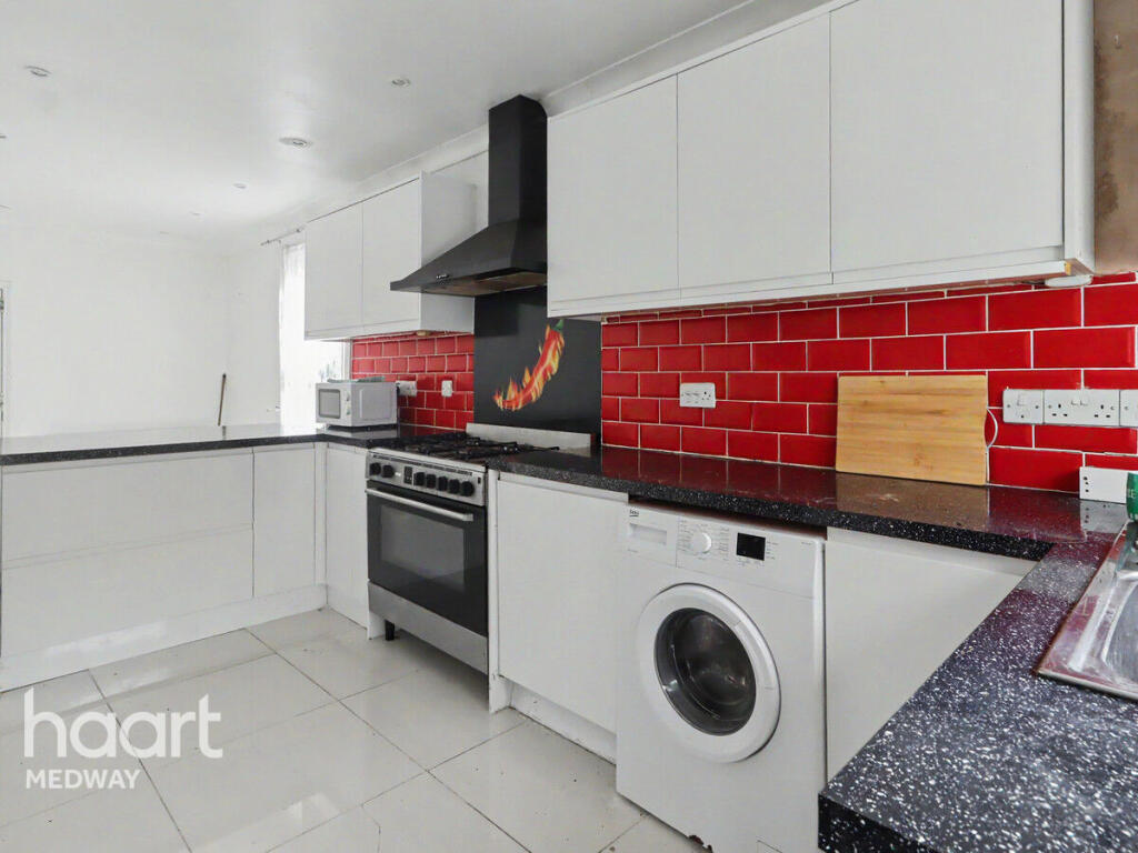 6 bed Mid Terraced House for rent in Lower Twydall. From haart - Strood 6 bed Mid Terraced House for rent in Lower Twydall. From haart - Strood