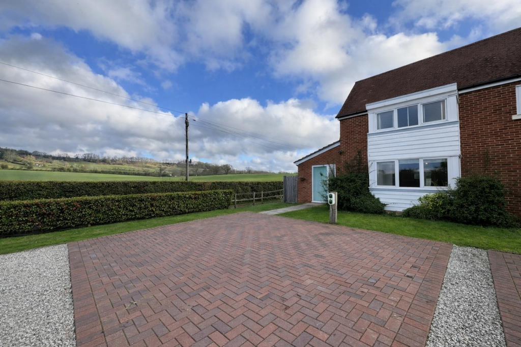 3 bed Chalet type for rent in Maidstone. From Simon Miller & Company - Malling