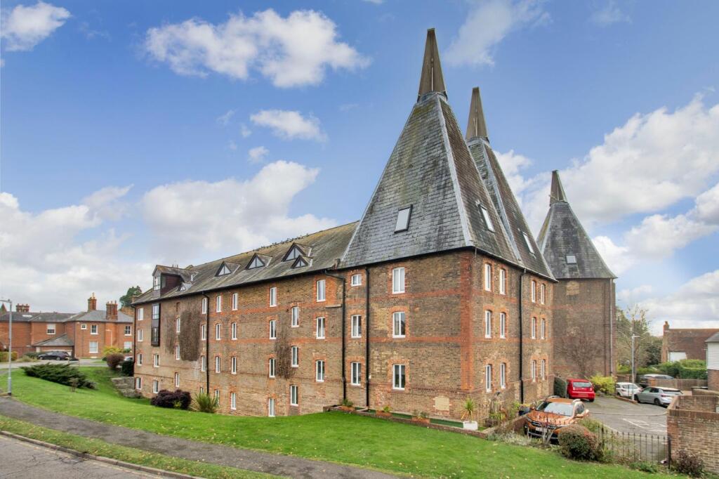 2 bed Chalet type for rent in Tonbridge. From Simon Miller & Company - Malling