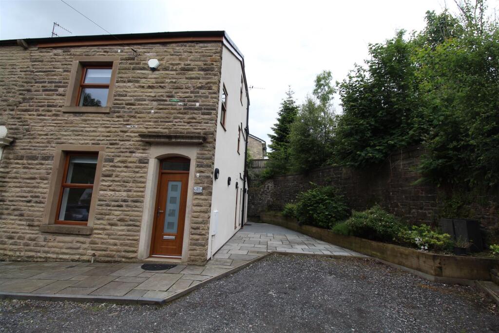 3 bed Mid Terraced House for rent in Darwen. From Redman Casey - Horwich
