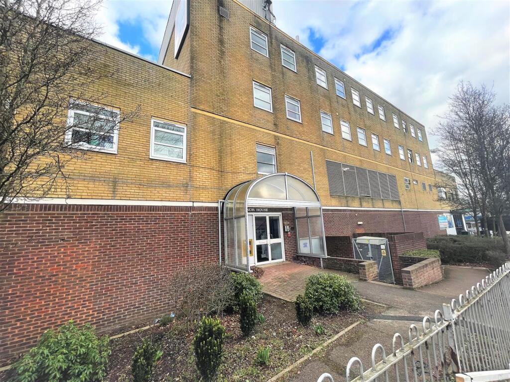 2 bed Apartment for rent in Blackwater. From Waterfords - Yateley