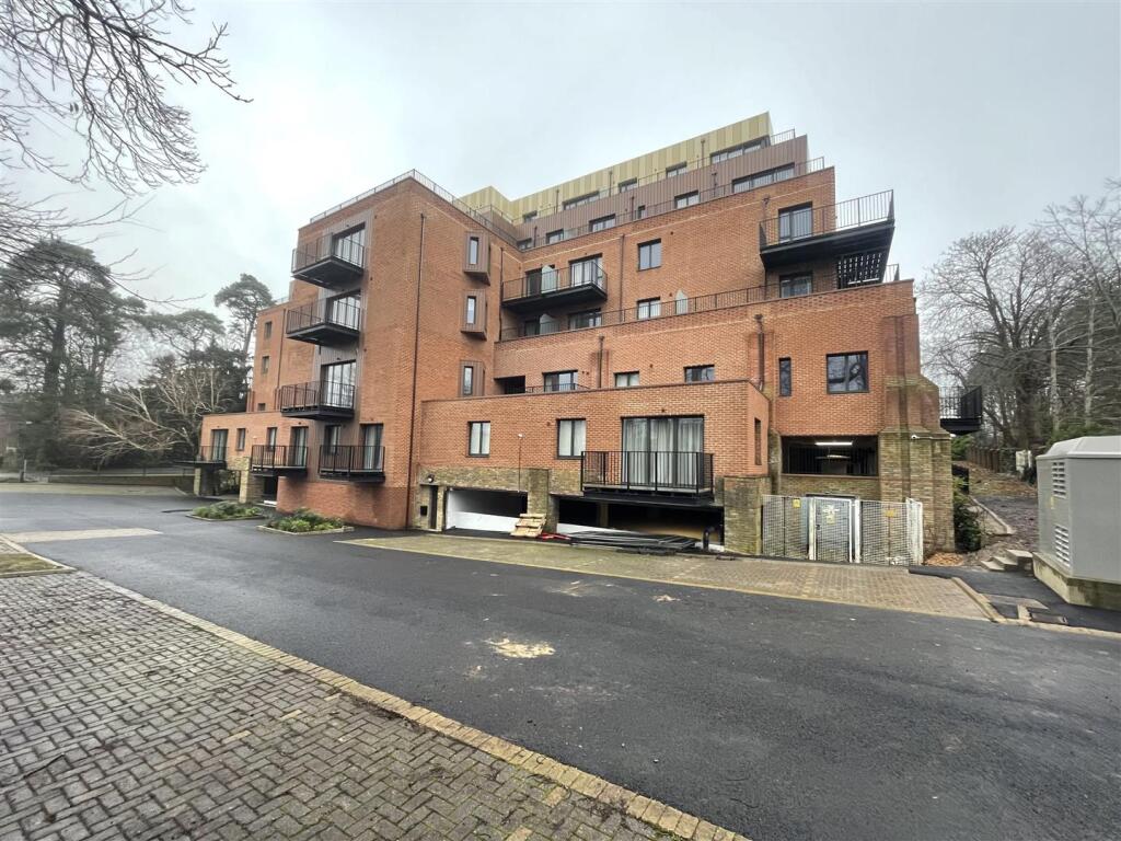 2 bed Apartment for rent in Farnborough. From Waterfords - Yateley