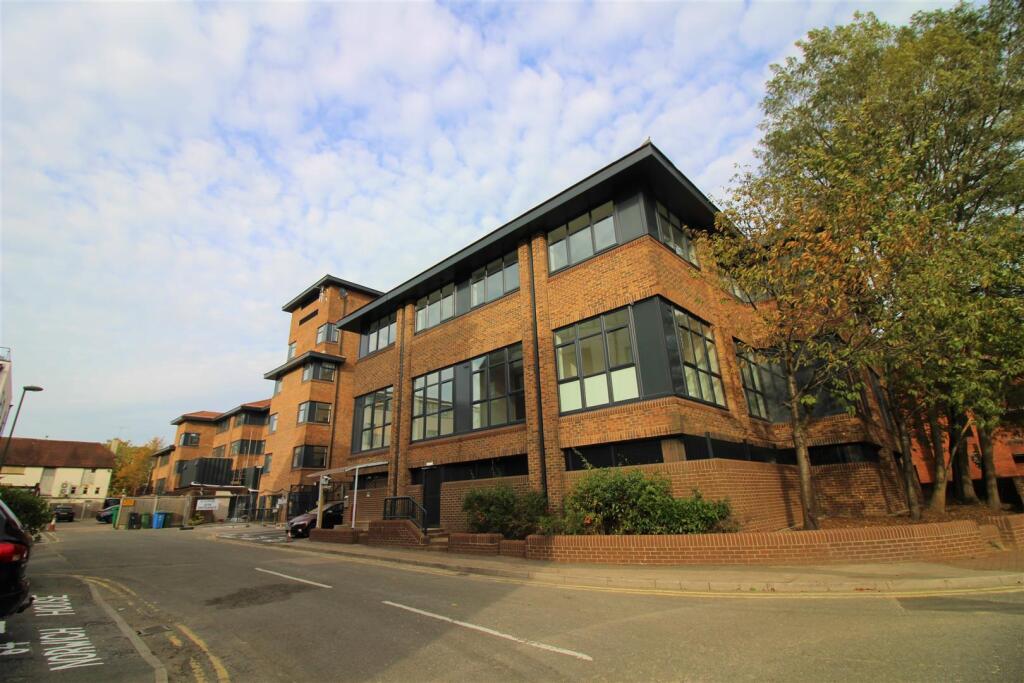 2 bed Apartment for rent in Camberley. From Waterfords - Yateley