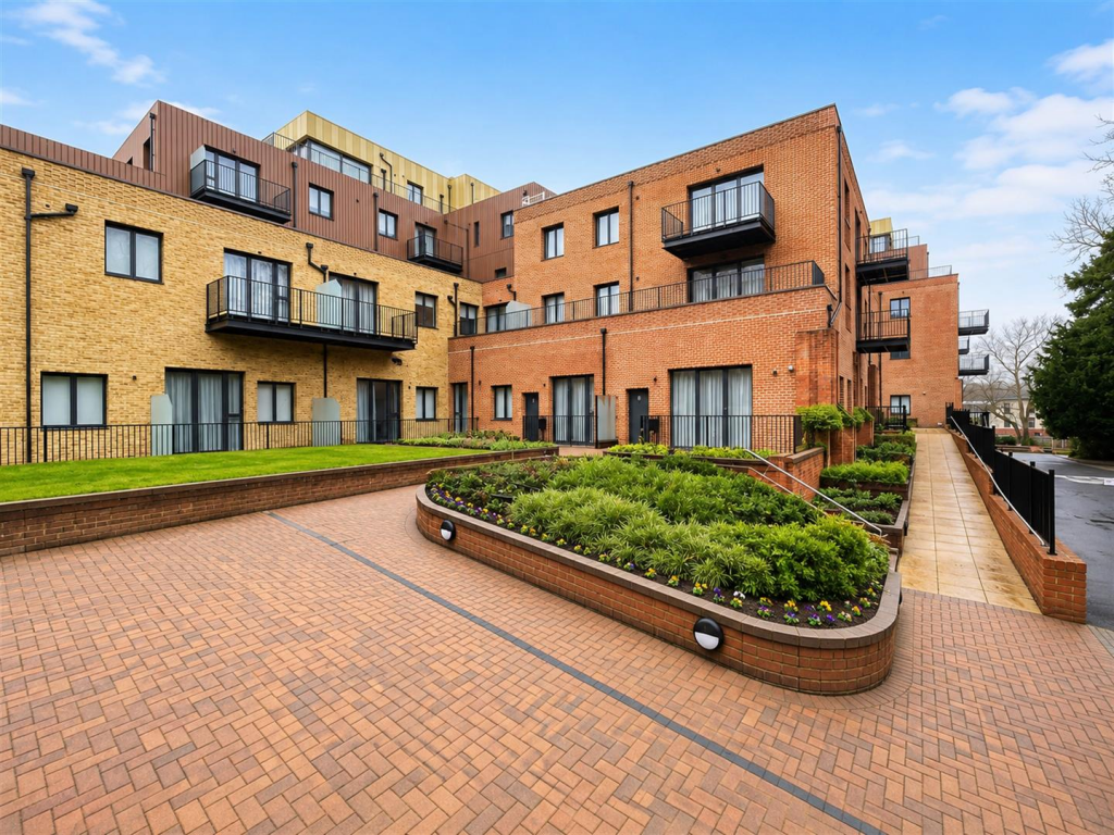 2 bed Apartment for rent in Farnborough. From Waterfords - Yateley 2 bed Apartment for rent in Farnborough. From Waterfords - Yateley