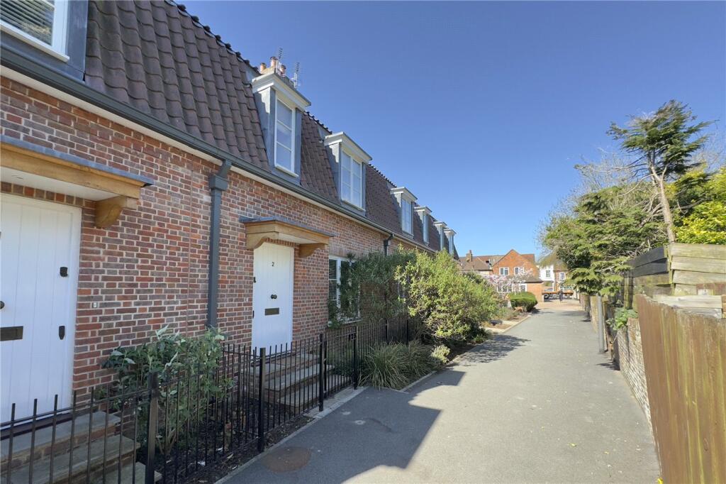 3 bed Mid Terraced House for rent in Beaconsfield. From Winkworth - Beaconsfield 3 bed Mid Terraced House for rent in Beaconsfield. From Winkworth - Beaconsfield