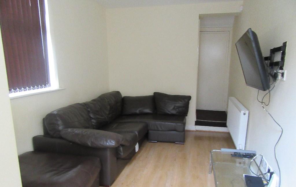 5 bed Mid Terraced House for rent in Manchester. From Manchester Easy Rent - Manchester