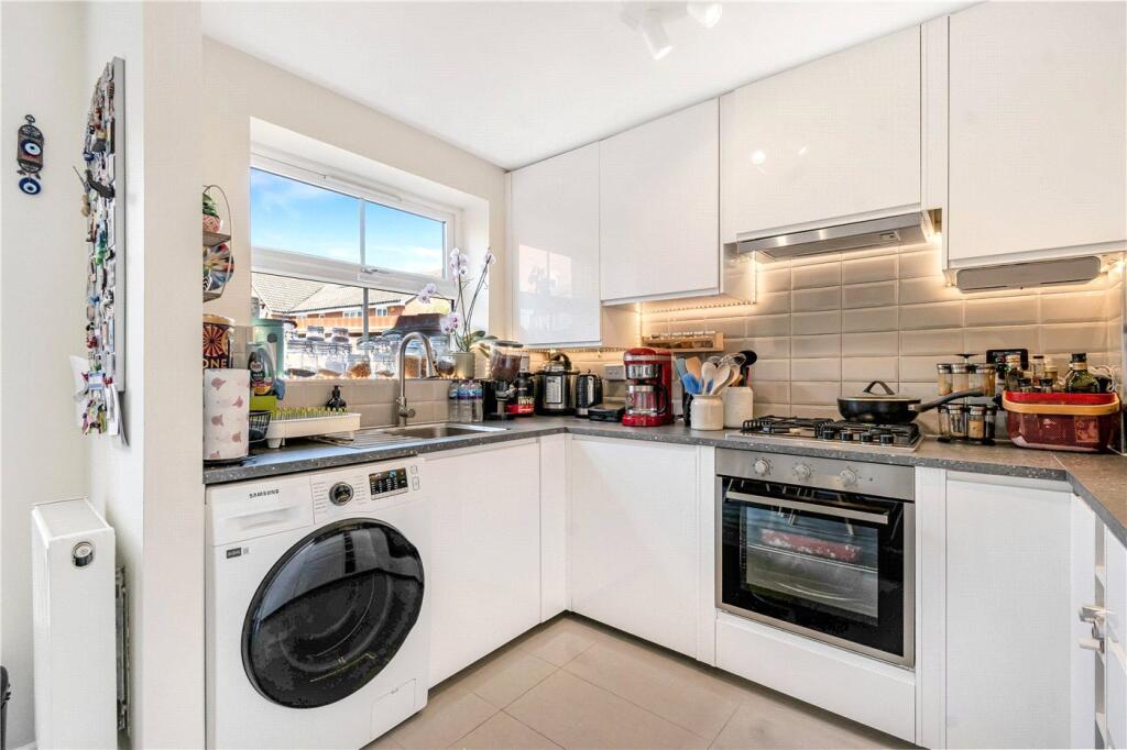 3 bed End of Terrace for rent in London. From Winkworth - Dulwich