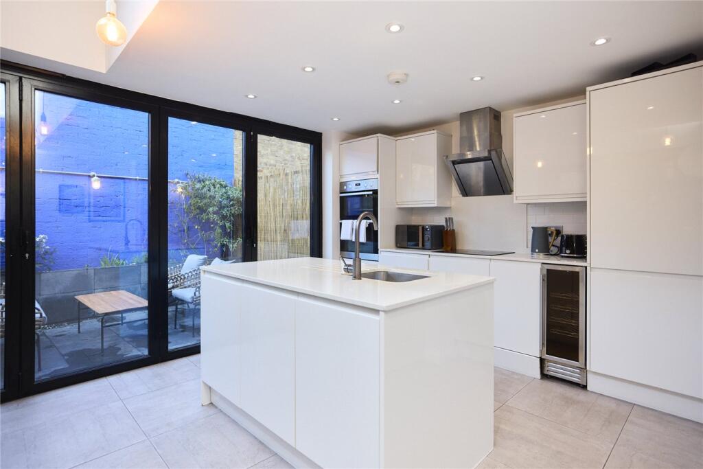 4 bed Detached for rent in Stoke Newington. From Winkworth - Hackney