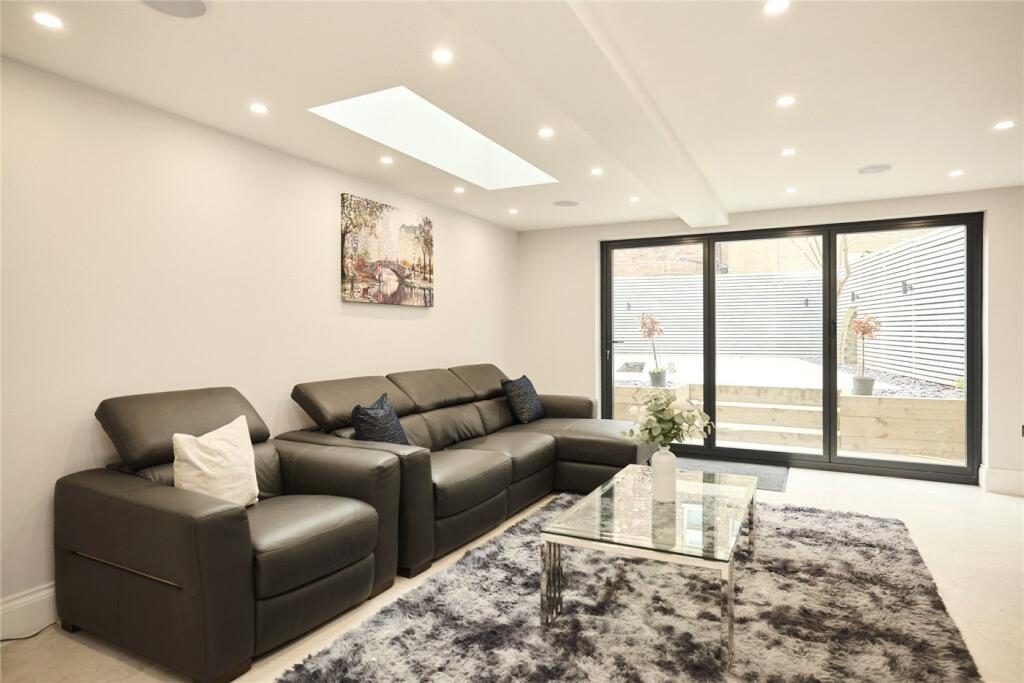 5 bed Town House for rent in London. From Winkworth - Hackney