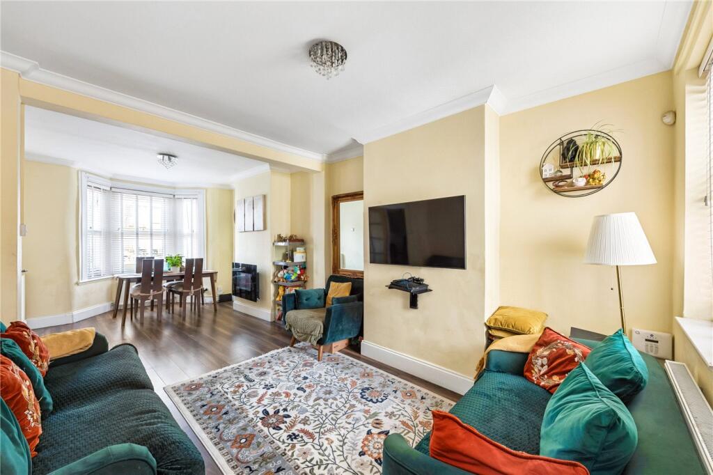 2 bed Mid Terraced House for rent in London. From Winkworth - Hackney 2 bed Mid Terraced House for rent in London. From Winkworth - Hackney