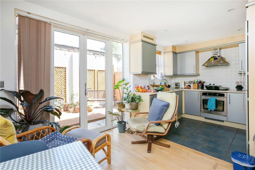 2 bed Mid Terraced House for rent in London. From Winkworth - Hackney