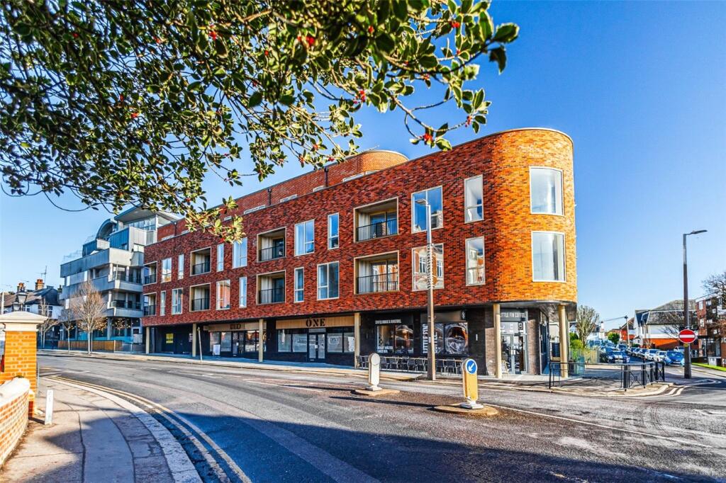 2 bed Apartment for rent in Daws Heath. From Winkworth - Leigh on Sea