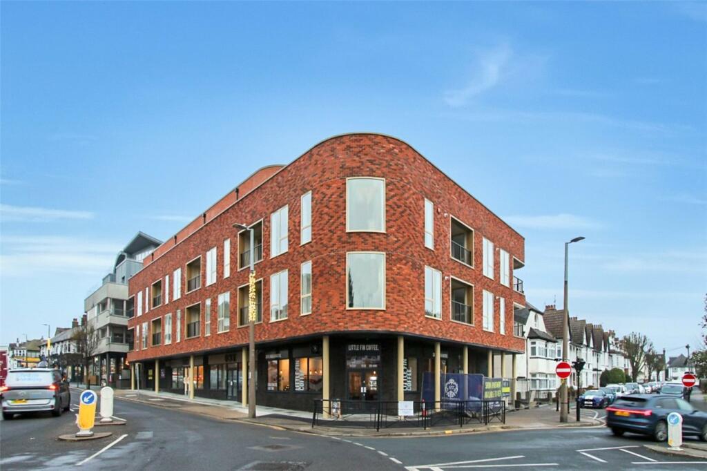 2 bed Apartment for rent in Daws Heath. From Winkworth - Leigh on Sea