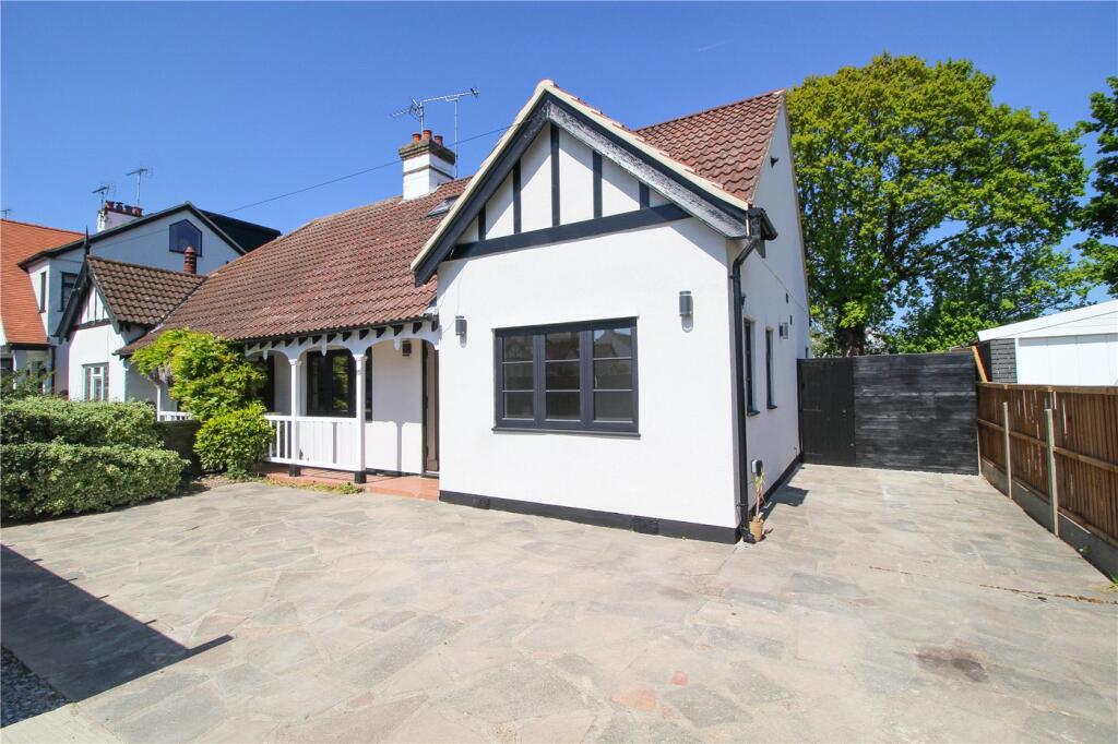 3 bed Bungalow for rent in Southend-on-Sea. From Winkworth - Leigh on Sea