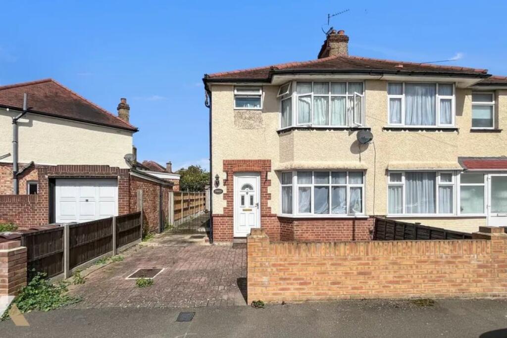 3 bed Semi Detached for rent in Feltham. From Emoov - Chelmsford