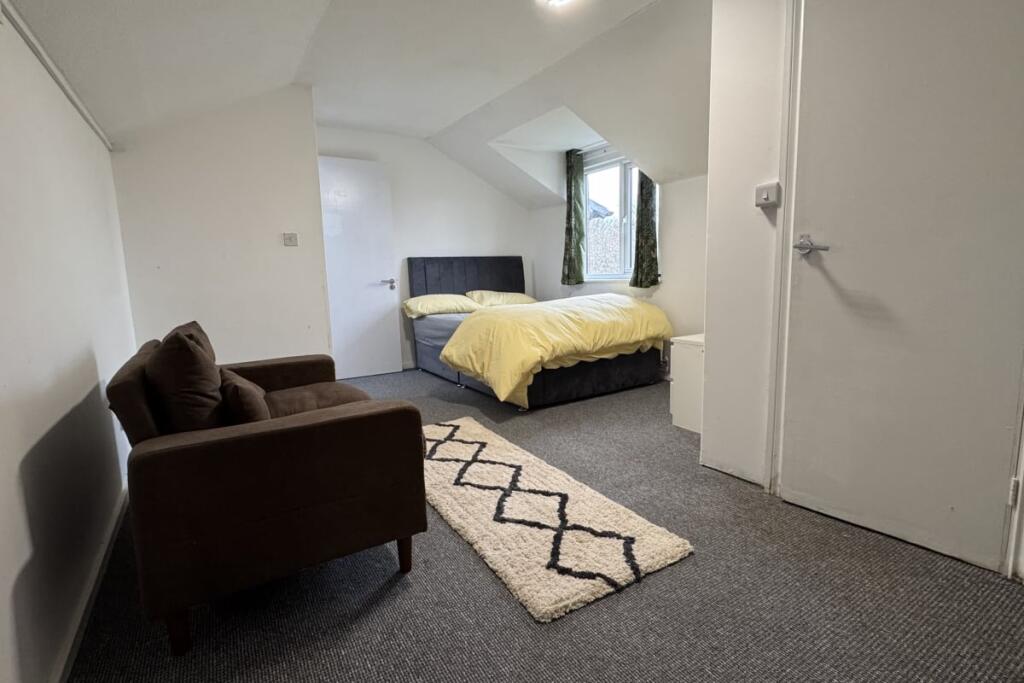 5 bed Town House for rent in Hampton. From Emoov - Chelmsford