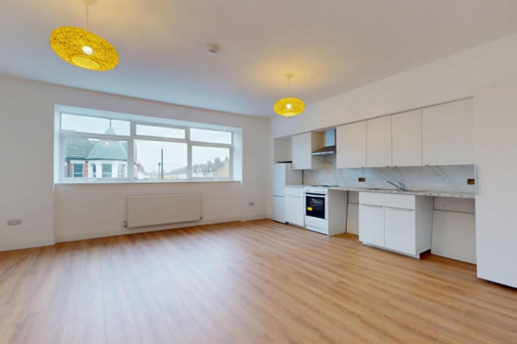 1 bed 1st Floor Flat for rent in Southend-on-Sea. From Emoov - Chelmsford