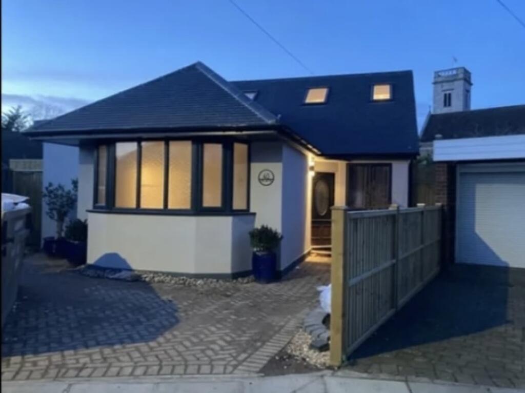 4 bed Detached bungalow for rent in Twickenham. From Emoov - Chelmsford 4 bed Detached bungalow for rent in Twickenham. From Emoov - Chelmsford