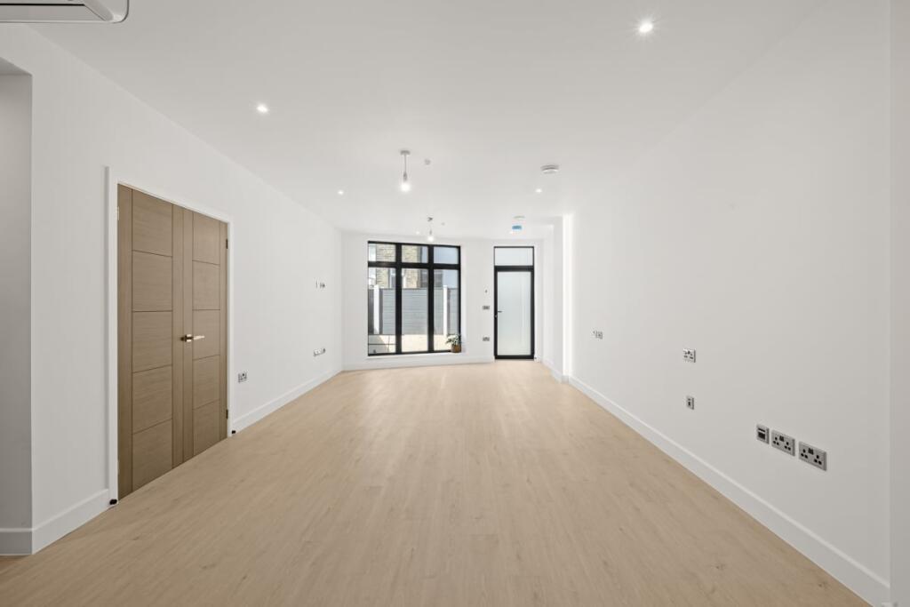 4 bed Studio for rent in Surbiton. From Emoov - Chelmsford 4 bed Studio for rent in Surbiton. From Emoov - Chelmsford