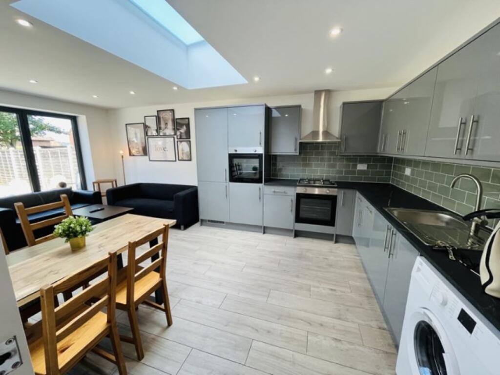 2 bed House Share for rent in Loughton. From Emoov - Chelmsford