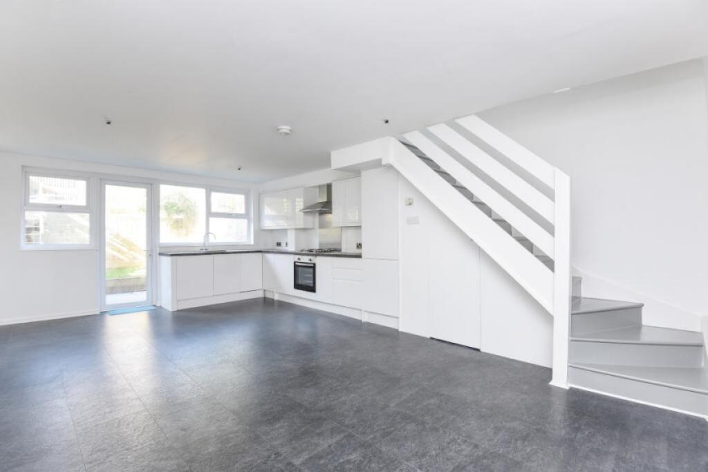 3 bed Town House for rent in Streatham. From Emoov - Chelmsford