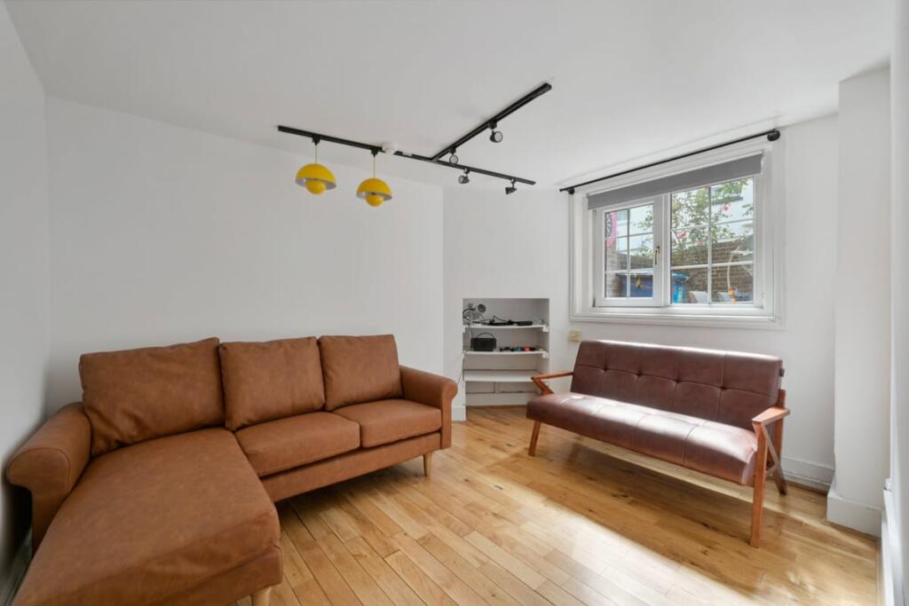 6 bed Mid Terraced House for rent in Stepney. From Emoov - Chelmsford