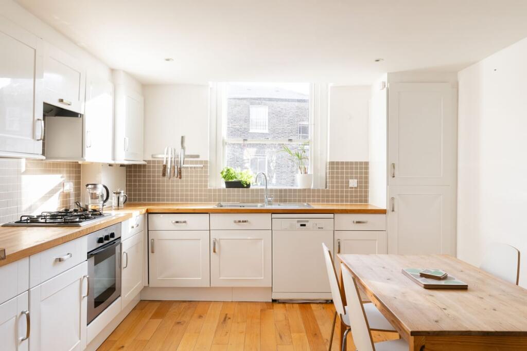 2 bed 1st Floor Flat for rent in Stoke Newington. From Emoov - Chelmsford