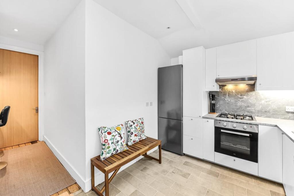 4 bed 1st Floor Flat for rent in Hammersmith. From Emoov - Chelmsford 4 bed 1st Floor Flat for rent in Hammersmith. From Emoov - Chelmsford