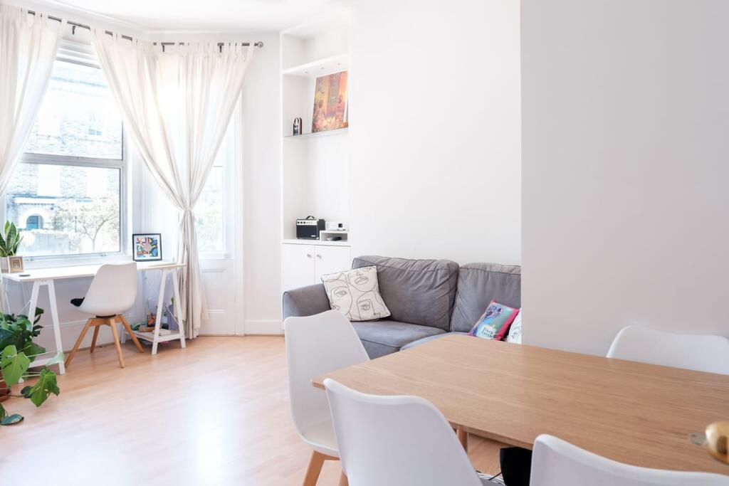 1 bed 1st Floor Flat for rent in Clapham. From Emoov - Chelmsford