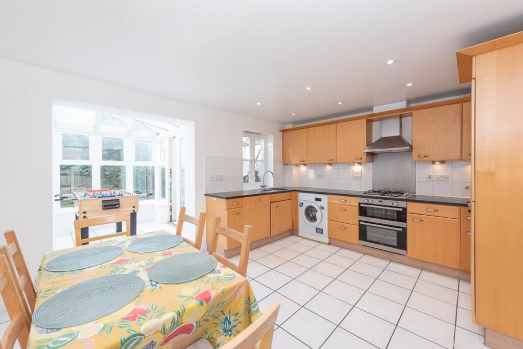 4 bed Town House for rent in Clapham. From Emoov - Chelmsford 4 bed Town House for rent in Clapham. From Emoov - Chelmsford