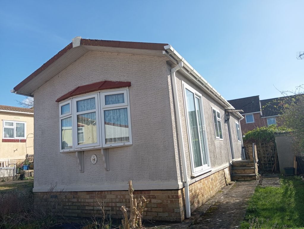2 bed Park home for rent in Gloucester. From griffinresidential.co.uk
