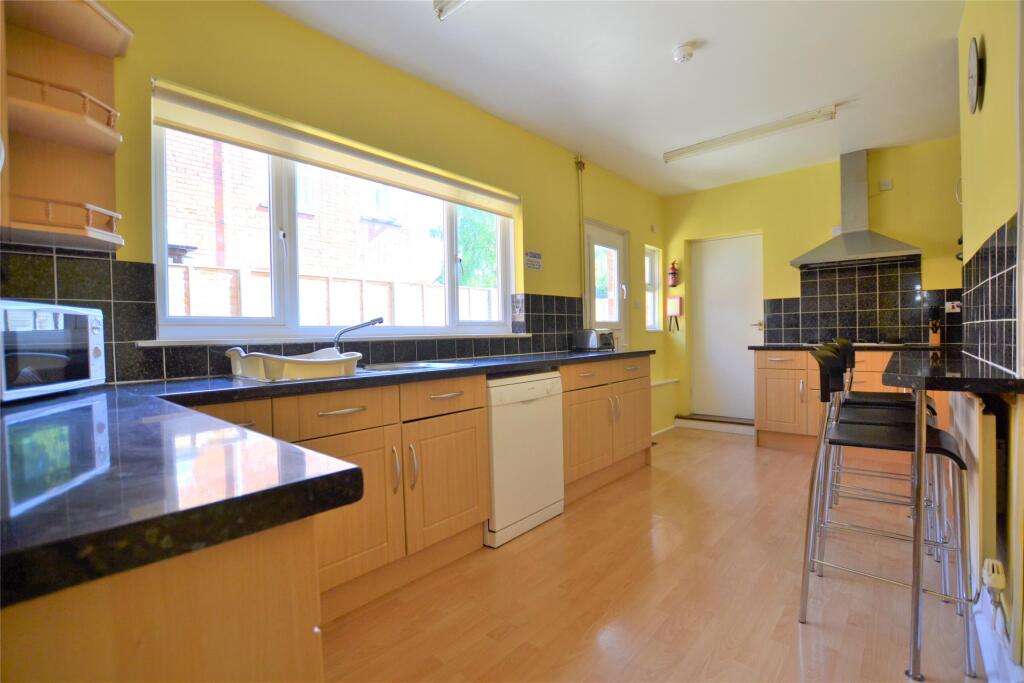 5 bed Semi Detached for rent in Gloucester. From Andrews Letting and Management - Gloucester