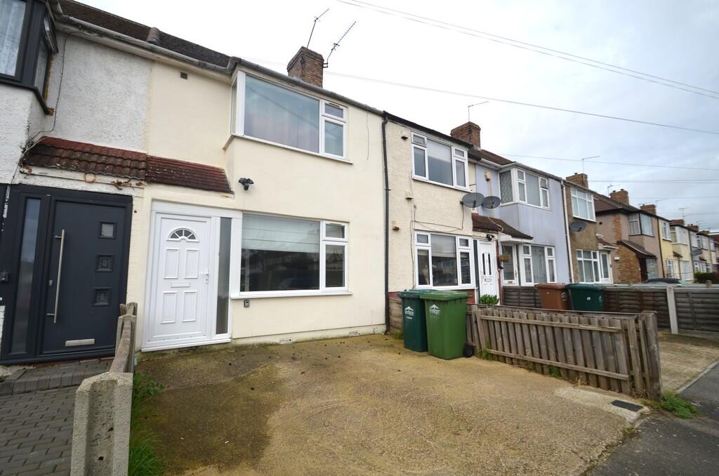 4 bed Mid Terraced House for rent in Staines-upon-Thames. From S J Smith Estate Agents - Ashford 4 bed Mid Terraced House for rent in Staines-upon-Thames. From S J Smith Estate Agents - Ashford