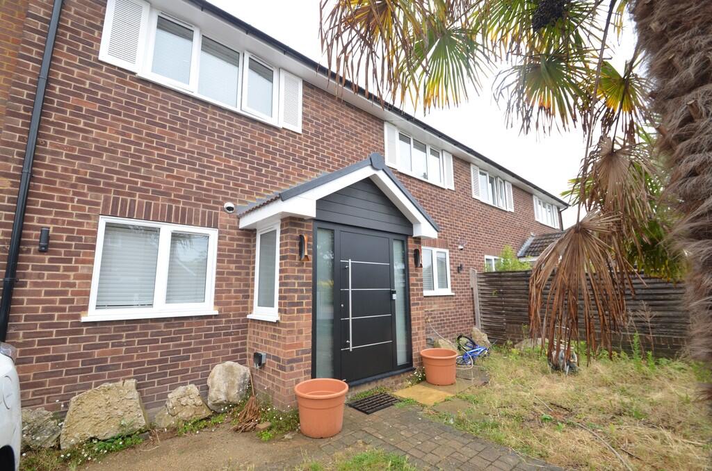 4 bed Studio for rent in West Molesey. From S J Smith Estate Agents - Ashford