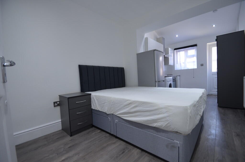 4 bed Studio for rent in Brentford. From S J Smith Estate Agents - Ashford 4 bed Studio for rent in Brentford. From S J Smith Estate Agents - Ashford