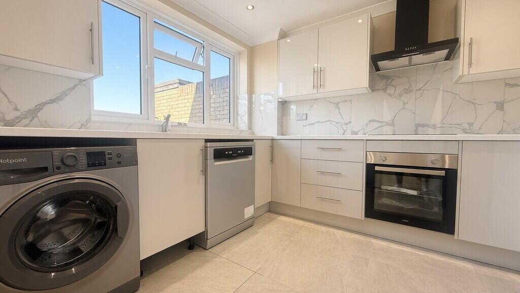 3 bed Apartment for rent in Shepperton. From S J Smith Estate Agents - Ashford