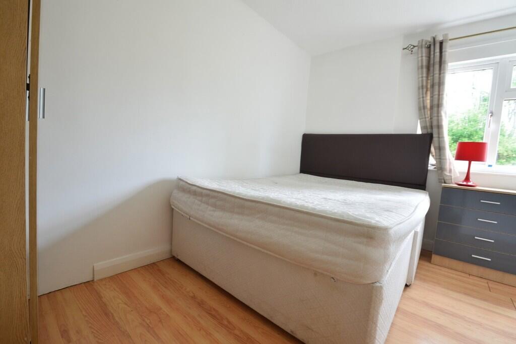 0 bed House Share for rent in Bishopsgate. From S J Smith Estate Agents - Ashford